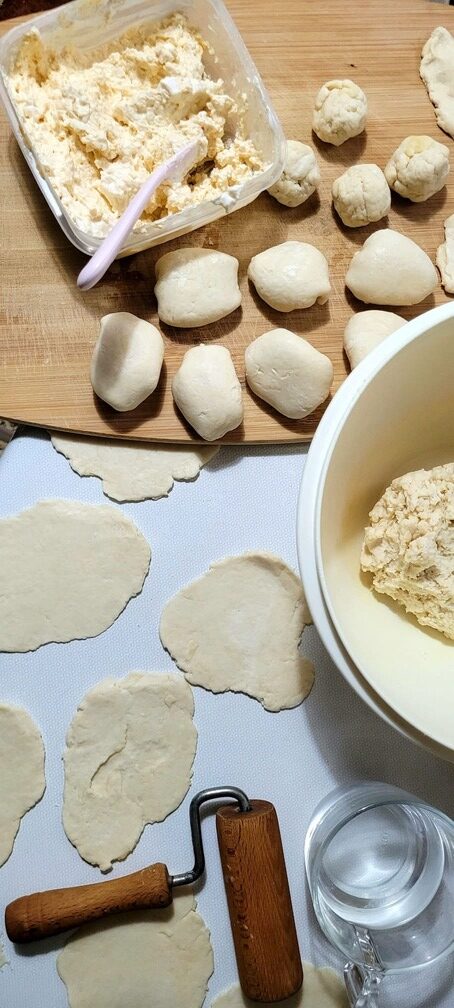 Σπιτικά τυροπιτάκια στιγμής με χρυσαφένια κρούστα και σουσάμι σε πιάτο, έτοιμα για σχολικό κολατσιό και καθημερινό σνακ